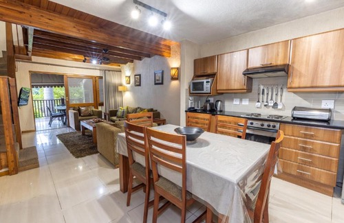 Hazyview Ski Chalet | Legend Safaris 257B - in Kruger Park Lodge