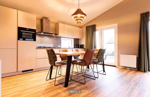 Cromvoirt Ski Chalet | ✓ Leijhoeve at Résidence de Leuvert ✓ Holiday home for 6 persons ✓ Located near Den Bosch (Noord-Brabant) ✓ Near De IJzeren Man ✓ Book directly through the park