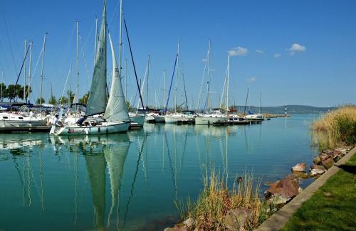 Balatonlelle Apartment | Lellei vízparti apartman homokos strandnál