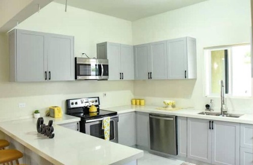 Little London House | LEMONADE, Option of Daily Breakfast, Beach Access