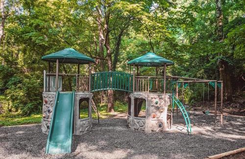 Lookout Valley Neighborhood Association House | Lena Cabin Wooded Tiny Cabin - Hot Tub