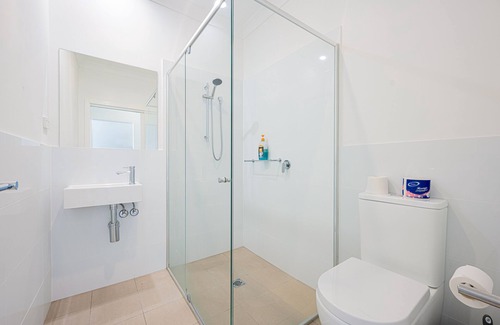 Austral House | Leppington/4室私密别墅/交通便利/带热水浴缸/大草坪/带车库/温馨舒适
