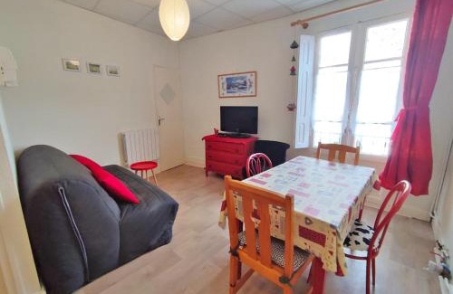 Bagneres-de-Luchon Apartment | Les 3 renards, T2 bis, parking, centre Luchon, casier à skis, 4 personnes