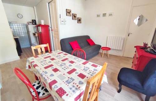 Bagneres-de-Luchon Apartment | Les 3 renards, T2 bis, parking, centre Luchon, casier à skis, 4 personnes