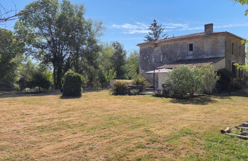 Fronsac Villa | Les Bon Amis: Large 3-bedroom 100m2 riverside gîte for 6 people