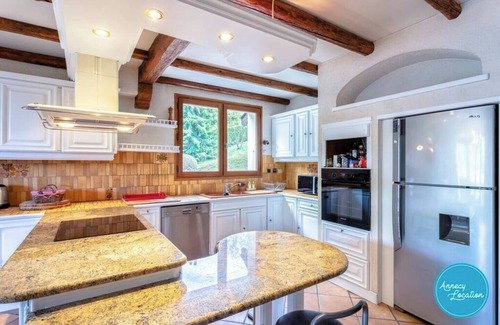 Menthon-Saint-Bernard Villa | Les Coteaux - Family house with lake view.