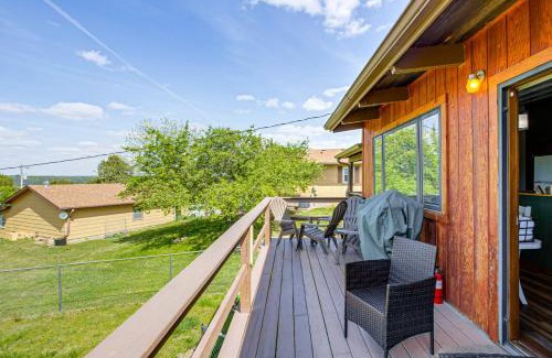 Fostoria House | Less Than 1 Mi to Tuttle Creek Lake Cabin with 2 Kayaks!