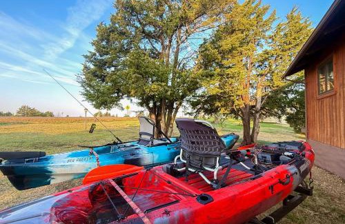 Fostoria House | Less Than 1 Mi to Tuttle Creek Lake Cabin with 2 Kayaks!