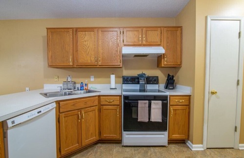 Elizabethtown House | Less than mile to sports park, private house and yard.