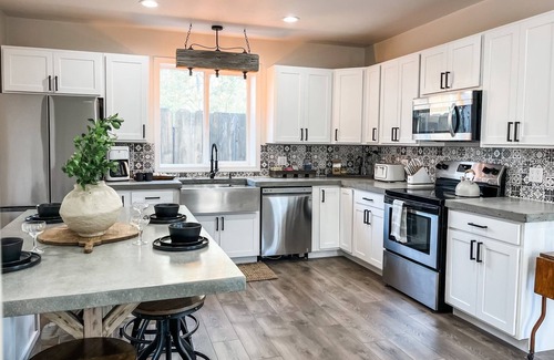 Bishop Apartment | Let us host your vacation, sking, hiking, climbing, fishing, cycling adventures