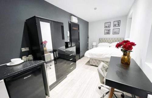 Rayners Lane House | Letzi Ensuite Room, 10 Mins Wembley, Fast WiFi
