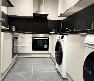 Rayners Lane House | Letzi Ensuite Room, 10 Mins Wembley, Fast WiFi