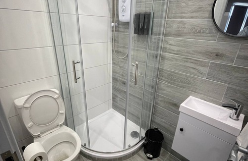 Pinkwell House | Letzi private en-suite, Near Heathrow Airport T3