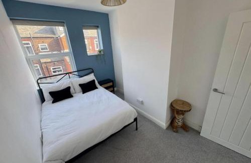 Levenshulme House | Levenshulme House - 2 Bedroom - Sleeps 6 - Free Parking & WiFi