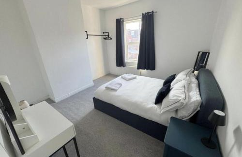 Levenshulme House | Levenshulme House - 2 Bedroom - Sleeps 6 - Free Parking & WiFi