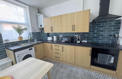 Levenshulme House | Levenshulme House - 2 Bedroom - Sleeps 6 - Free Parking & WiFi