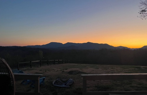 Lynn House | Levity House: Soulful Retreat with Stunning Mountain Views - 15 min from TIEC