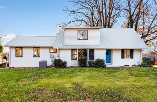 Lynn House | Levity House: Soulful Retreat with Stunning Mountain Views - 15 min from TIEC