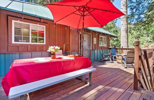 Sugar Pine House | Lewis Creek cabin near Yosemite king beds