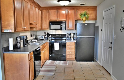 Houston County House | Lg Deck | BBQ Grill | King Suite | Near RAFB