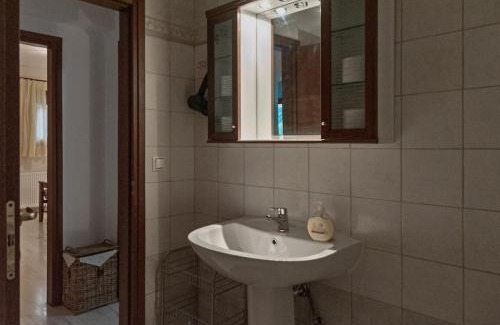Makry Gialos Apartment | Liakoto Stonewall House Groundfloor