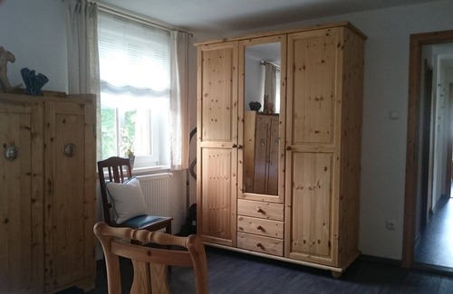 Naila Apartment | Liebevoll renoviertes Feriendomizil (60 m2) mit Balkonterrasse, Außensauna und Infrarotkabine