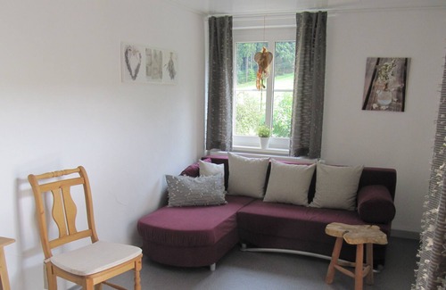 Naila Apartment | Liebevoll renoviertes Feriendomizil (60 m2) mit Balkonterrasse, Außensauna und Infrarotkabine