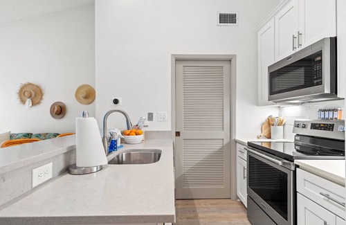 Sawgrass Apartment | Light, Airy Luxury Condo Steps from Private Beach-EXTERIOR BUILDING CONSTRUCTION