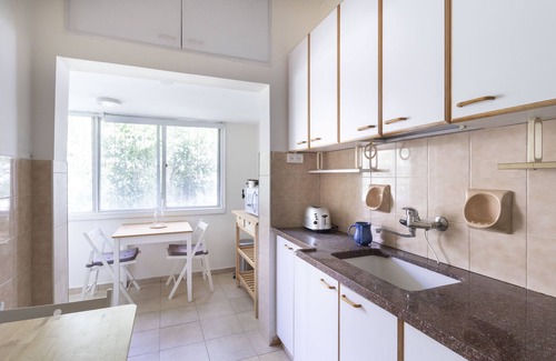 Meqor Hayyim Apartment | light and bright 2 bedroom Old Katamon. Balconies