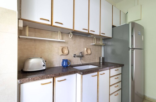 Meqor Hayyim Apartment | light and bright 2 bedroom Old Katamon. Balconies