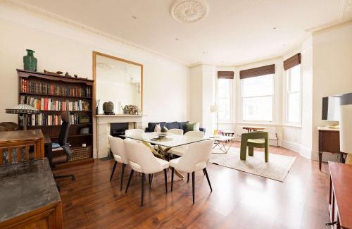 Redcliffe Apartment | Light-filled 2-Bedroom Chelsea Apartment