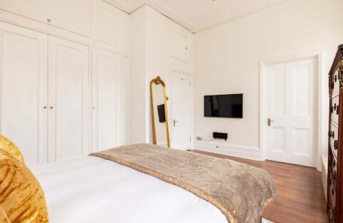 Redcliffe Apartment | Light-filled 2-Bedroom Chelsea Apartment