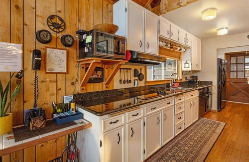 Friday Harbor House | Light-Filled Cabin on Percich Pond! 10 minutes away from Friday Harbor!