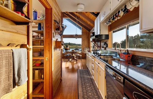 Friday Harbor House | Light-Filled Cabin on Percich Pond! 10 minutes away from Friday Harbor!