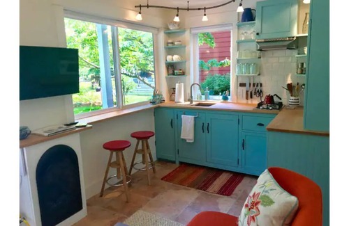 Vashon Island House | Light-filled cottage in garden oasis. ❤️ of island