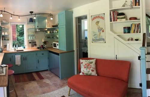 Vashon Island House | Light-filled cottage in garden oasis. ❤️ of island