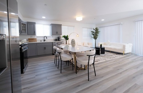 Downtown Los Angeles Hotel | Light-Luxury LA Suite Near USC