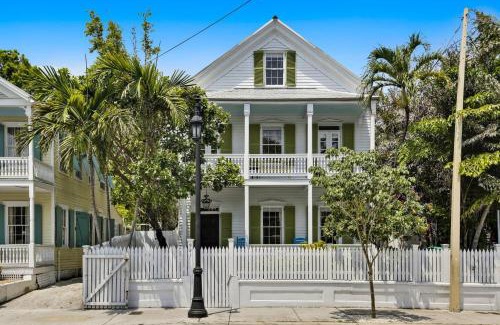 Downtown House | Lighthouse Villa by AvantStay Walk to Southernmost Point w Private Pool Patio Month Long Stays