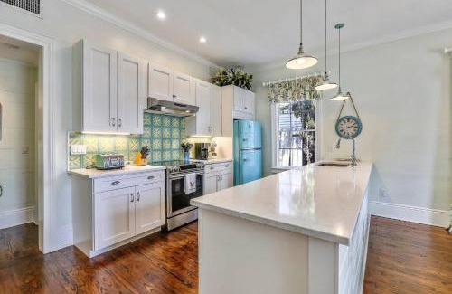 Downtown House | Lighthouse Villa by AvantStay Walk to Southernmost Point w Private Pool Patio Month Long Stays