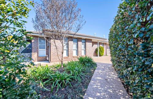 Dubbo Apartment | Lilly Pilly Lodge - Close to Zoo, 3 Mins to CBD