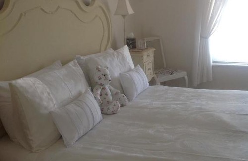 Grimsby Bed & Breakfast | Lilly's Pad