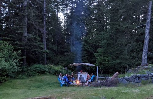 Madeira Park Cabin | Lily Lake Rock Cabin surrounded by nature