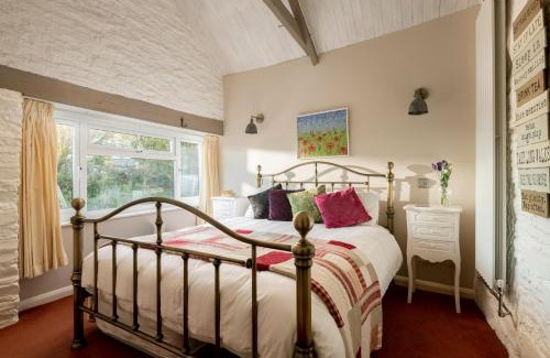 Wadebridge House | Lily Pad Cottage with hot tub