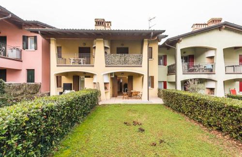 Lonato del Garda Apartment | Limone Apartment - Featuring a Private Garden and Access to a Pool
