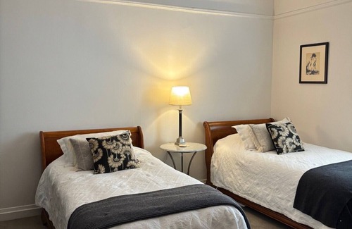 Armidale House | Lindsay House Guesthouse