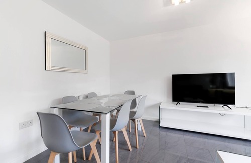 Maidenhead Apartment | Lindsey Serviced 4 Bedroom 2 Bath house