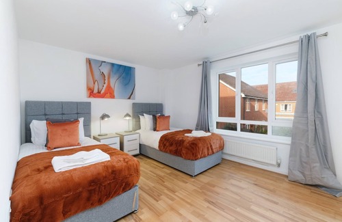 Maidenhead Apartment | Lindsey Serviced 4 Bedroom 2 Bath house
