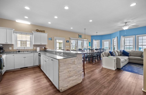 McCutcheon Field House | Linens Included/Beachfront/Private hot tub/Elevator/Pool