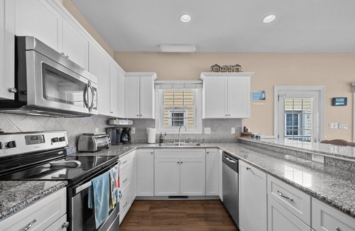 McCutcheon Field House | Linens Included/Beachfront/Private hot tub/Elevator/Pool