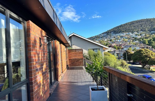 Sandy Bay Villa | Lipscombe Mt Wellington view luxury house